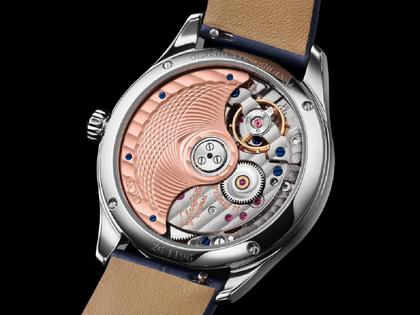 Glashütte Original Lady Serenade Luna Automatik Edelstahl 32,5mm blaues Zifferblatt blaues Lederband – Damenuhren Uhr ohne Datum aus Edelstahl und Leder. Das Gehäuse ist rund und silber. Das Lederarmband Kroko / Alligator ist blau. Das Zifferblatt ist ein Index in weiß. – Ansicht 4