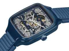 Rado True Square Automatik Skeleton Keramik 38mm blaues Zifferblatt blaues Kautschukband – Herrenuhren Uhr ohne Datum aus Keramik und Titan. Das Gehäuse ist quadratisch und blau. Das Kautschuk / Kunststoff / Silikon Armband ist blau. Das Zifferblatt ist skelettiert und blau. – Ansicht 3