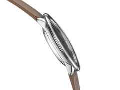 Junghans Meister fein Automatic Edelstahl 39mm schwarzes Zifferblatt braunes Lederband – Herrenuhren Uhr mit Datum aus Edelstahl. Das Gehäuse ist rund und silber. Das Lederarmband ist braun. Das Zifferblatt ist ein Index in schwarz. – Ansicht 3