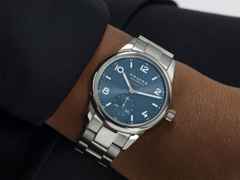 Nomos Glashütte Club Sport neomatik 37 Polar Automatik Edelstahl blaues Zifferblatt Metallband Stahlboden – Herrenuhren Uhr ohne Datum aus Edelstahl. Das Gehäuse ist rund und silber. Das Edelstahlarmband ist silber. Das Zifferblatt ist arabisch Index und blau. – Ansicht 6