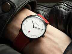 Sternglas Naos Edition Bauhaus III Quarz Edelstahl Schwarz-PVD 38mm weißes Zifferblatt rotes Lederband – Herrenuhren Uhr mit Datum aus Edelstahl, Leder und PVD beschichtet. Das Gehäuse ist rund und schwarz. Das Lederarmband ist rot. Das Zifferblatt ist arabisch Index und weiß. – Ansicht 7
