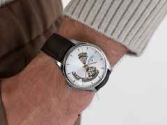 Hamilton Jazzmaster Open Heart Automatik Edelstahl 40mm silbernes Zifferblatt braunes Lederband – Herrenuhren Uhr ohne Datum aus Edelstahl und Leder. Das Gehäuse ist rund und silber. Das Lederarmband ist braun. Das Zifferblatt ist ein Index in silber. – Ansicht 6