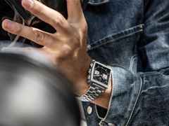 TAG Heuer Monaco Chronograph Automatik Edelstahl 39mm schwarzes Zifferblatt Metallband – Herrenuhren Chronograph aus Edelstahl. Das Gehäuse ist rechteckig und silber. Das Edelstahlarmband ist silber. Das Zifferblatt ist ein Index in schwarz. – Ansicht 4