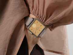 Nomos Glashütte Tetra Origins Ochra Handaufzug Edelstahl 29,5mm gelbes Zifferblatt graues Lederband Stahlboden – Damenuhren Uhr ohne Datum aus Edelstahl und Leder. Das Gehäuse ist quadratisch und silber. Das Lederarmband ist grau. Das Zifferblatt ist arabisch Index und gelb. – Ansicht 10