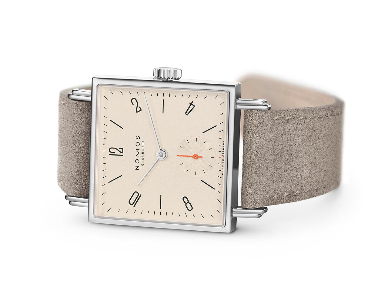 Nomos Glashütte Tetra 27 Champagner Handaufzug Edelstahl 27mm beiges Zifferblatt braunes Lederband – Damenuhren Uhr ohne Datum aus Edelstahl. Das Gehäuse ist quadratisch und silber. Das Lederarmband ist beige. Das Zifferblatt ist arabisch Index und beige. – Ansicht 3