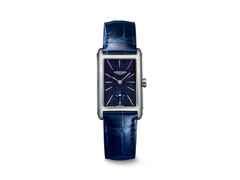 Longines DolceVita  Medium Quarz Edelstahl 23x37mm blaues Zifferblatt blaues Lederband – Damenuhren Uhr ohne Datum aus Edelstahl. Das Gehäuse ist rechteckig und silber. Das Lederarmband Kroko / Alligator ist blau. Das Zifferblatt ist ein Index in schwarz.
