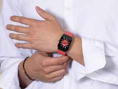 Rado Anatom Automatik Keramik 32,5mm schwarz-rotes Zifferblatt rotes Kautschukband – Damenuhren Uhr mit Datum aus Edelstahl, Kautschuk, Keramik und PVD beschichtet. Das Gehäuse ist rechteckig und schwarz. Das Kautschuk / Kunststoff / Silikon Armband ist rot. Das Zifferblatt ist ein Index in rot. – Ansicht 8