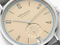 Nomos Glashütte Tangente 38 Datum "175 Years Watchmaking - Ariel" Handaufzug Edelstahl sandfarbenes Zifferblatt graues Textilband Glasboden – Herrenuhren Uhr mit Datum aus Edelstahl. Das Gehäuse ist rund und silber. Das Textilarmband ist grau. Das Zifferblatt ist arabisch Index und beige. – Ansicht 4