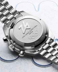 Omega Speedmaster 38 Chronograph Automatik Milano Cortina 2026 Edelstahl 38mm weißes Zifferblatt Metallband – Herrenuhren Chronograph aus Edelstahl und Keramik. Das Gehäuse ist rund und silber. Das Edelstahlarmband ist silber. Das Zifferblatt ist ein Index in weiß. – Ansicht 4