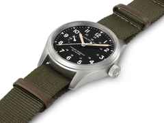 Hamilton Khaki Field Mechanical Power Reserve Handaufzug Edelstahl 40mm schwarzes Zifferblatt grünes Textilband – Herrenuhren Uhr ohne Datum aus Edelstahl. Das Gehäuse ist rund und silber. Das Textilarmband ist grün. Das Zifferblatt ist arabisch und schwarz. – Ansicht 3