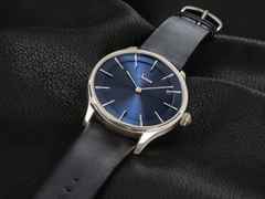 Sinn Spezialuhren 1739 Ag B Automatik Silbergehäuse 39mm blaues Zifferblatt schwarzes Lederband – Herrenuhren Uhr ohne Datum aus 925 Silber und Leder. Das Gehäuse ist rund und silber. Das Lederarmband ist schwarz. Das Zifferblatt ist ein Index in blau. – Ansicht 5