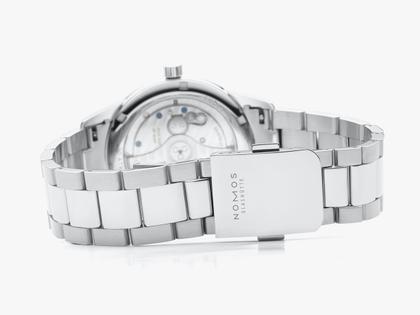 Nomos Glashütte Club Sport neomatik 39 Ember Automatik Edelstahl beiges Zifferblatt Metallband Glasboden – Herrenuhren Uhr ohne Datum aus Edelstahl. Das Gehäuse ist rund und silber. Das Edelstahlarmband ist silber. Das Zifferblatt ist arabisch Index und beige. – Ansicht 6