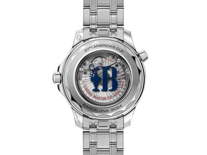 Omega Seamaster Diver 300M Automatik Edelstahl 42mm America's Cup weißes Zifferblatt Metallband – Herrenuhren Uhr ohne Datum aus Edelstahl und Keramik. Das Gehäuse ist rund und silber. Das Edelstahlarmband ist silber. Das Zifferblatt ist ein Index in weiß. – Ansicht 2