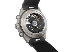 Porsche Design Chronograph 1 - All Titanium Numbered Edition Automatik Titan 40mm schwarzes Zifferblatt schwarzes Lederband – Herrenuhren Chronograph aus Leder und Titan. Das Gehäuse ist rund und grau. Das Lederarmband ist schwarz. Das Zifferblatt ist ein Index in schwarz. – Ansicht 3