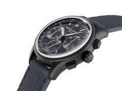 Frederique Constant Flyback Chronograph Manufacture Automatik Titan 42mm graues Zifferblatt graues Kautschukband Limited Edition – Herrenuhren Chronograph aus Kautschuk, Leder, PVD beschichtet und Titan. Das Gehäuse ist rund und schwarz. Das Edelstahlarmband ist grau. Das Zifferblatt ist ein Index in grau. – Ansicht 3