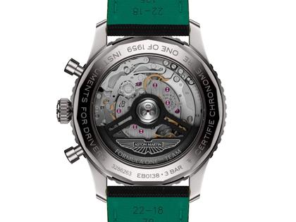Breitling Navitimer B01 Chronograph 43 Titan Aston Martin Aramco Formula ONE™ Team Limited Edition – Herrenuhren Chronograph aus Titan. Das Gehäuse ist rund und silber. Das Lederarmband ist anthrazit. Das Zifferblatt ist ein Index in anthrazit. – Ansicht 4