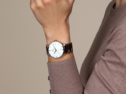 Rado Centrix Automatik Edelstahl Roségold-PVD 39,5mm weißes Zifferblatt Metallband – Herrenuhren Uhr mit Datum aus Edelstahl, Keramik und PVD beschichtet. Das Gehäuse ist rund und roségold. Das Keramikarmband ist grau. Das Zifferblatt ist ein Index in weiß. – Ansicht 6