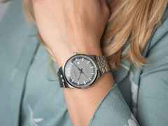 Bruno Söhnle Glashütte Turin Automatik Edelstahl 39,5mm graues Zifferblatt Metallband – Herrenuhren Uhr mit Datum aus Edelstahl. Das Gehäuse ist rund und silber. Das Edelstahlarmband ist silber. Das Zifferblatt ist ein Index in grau. – Ansicht 5