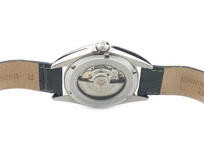 Juwelier Roller Revue Thommen Heritage Black Dial Automatic Edelstahl 39mm schwarzes Zifferblatt schwarzes Lederband 21010.2538 Full Set Occasion Neu – Herrenuhren Uhr ohne Datum aus Edelstahl und Leder. Das Gehäuse ist rund und silber. Das Lederarmband ist schwarz. Das Zifferblatt ist ein Index in schwarz. – Ansicht 2