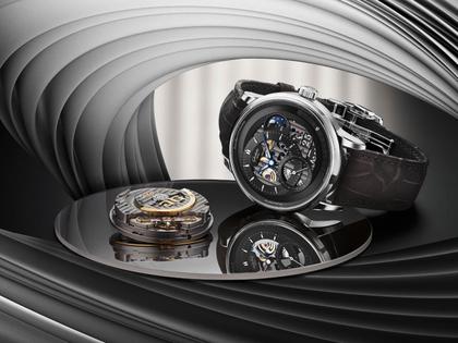 Glashütte Original PanoMaticCalendar Automatik Platin 42mm skelettiertes Zifferblatt schwarzes Lederband limitiert – Herrenuhren Uhr mit Kalender aus 950 Platin. Das Gehäuse ist rund und silber. Das Lederarmband Kroko / Alligator ist schwarz. Das Zifferblatt ist ein Index in schwarz. – Ansicht 6