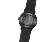 Junghans FORM Quarz Edelstahl Schwarz-PVD 39mm schwarzes Zifferblatt Metallband – Herrenuhren Uhr mit Datum aus Edelstahl und PVD beschichtet. Das Gehäuse ist rund und schwarz. Das Edelstahlarmband ist schwarz. Das Zifferblatt ist ein Index in schwarz. – Ansicht 2