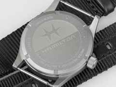 Hamilton Khaki Field Quartz Edelstahl 33mm schwarzes Zifferblatt schwarzes NATO-Textilband – Damenuhren Uhr ohne Datum aus Edelstahl. Das Gehäuse ist rund und grau. Das Textilarmband ist schwarz. Das Zifferblatt ist ein Index in schwarz. – Ansicht 3