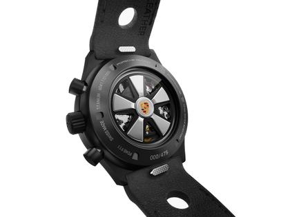 Porsche Design Chronograph 1 - 75Y Sports Car Limited Edition – Herrenuhren Chronograph aus Titan und Titancarbid beschichtet. Das Gehäuse ist rund und schwarz. Das Lederarmband ist schwarz. Das Zifferblatt ist ein Index in schwarz. – Ansicht 4