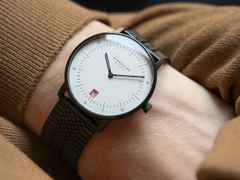 Sternglas Naos Edition Bauhaus III Quarz Edelstahl Schwarz-PVD 38mm weißes Zifferblatt Metallband – Herrenuhren Uhr mit Datum aus Edelstahl, Leder und PVD beschichtet. Das Gehäuse ist rund und schwarz. Das Edelstahlarmband ist schwarz. Das Zifferblatt ist arabisch Index und weiß. – Ansicht 7
