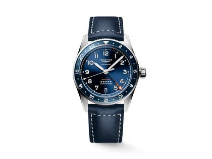 Longines Spirit Zulu Time Automatik Edelstahl 39mm blaues Zifferblatt blaues Lederband – Herrenuhren Uhr mit Datum aus Edelstahl, Keramik und Leder. Das Gehäuse ist rund und silber. Das Lederarmband ist blau. Das Zifferblatt ist arabisch Index und blau.
