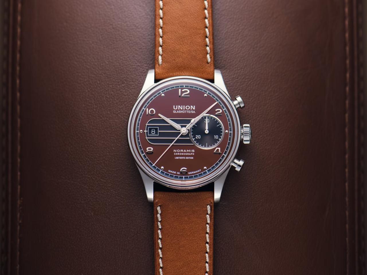 Union Glashütte Noramis Chronograph Sachsen Classic 2023 Limited Edition Automatik Edelstahl 42mm braunes Zifferblatt braunes Lederband – Herrenuhren Chronograph aus Edelstahl. Das Gehäuse ist rund und silber. Das Lederarmband ist braun. Das Zifferblatt ist arabisch Index und braun. – Ansicht 5