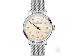 MeisterSinger No 01  Elfenbein Milanaiseband – Herrenuhren Uhr ohne Datum aus Edelstahl. Das Gehäuse ist rund und silber. Das Edelstahlarmband ist silber. Das Zifferblatt ist arabisch und beige.