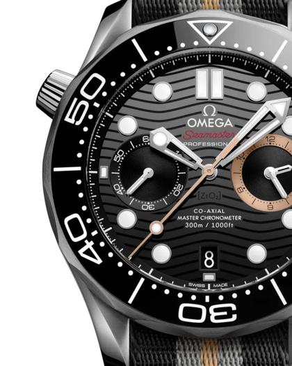 Omega Seamaster Diver 300M Chronograph Automatik Edelstahl 44mm 007 First Light schwarzes Zifferblatt – Herrenuhren Chronograph aus Edelstahl und Keramik. Das Gehäuse ist rund und silber. Das Textilarmband ist grau. Das Zifferblatt ist ein Index in schwarz. – Ansicht 3