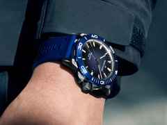 Maurice Lacroix Pontos S Solar Date Quarz Edelstahl 42mm blaues Zifferblatt blaues Kautschukband – Herrenuhren Uhr mit Datum aus Aluminium, Edelstahl und Kautschuk. Das Gehäuse ist rund und silber. Das Kautschuk / Kunststoff / Silikon Armband ist blau. Das Zifferblatt ist ein Index in blau. – Ansicht 3