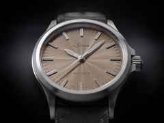 Sinn Spezialuhren 556 Sand Automatik Edelstahl 38,5mm beiges Zifferblatt Metallband limitiert – Damenuhren Uhr ohne Datum aus Edelstahl. Das Gehäuse ist rund und silber. Das Edelstahlarmband ist silber. Das Zifferblatt ist ein Index in beige. – Ansicht 4