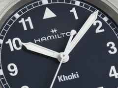 Hamilton Khaki Field Quartz Edelstahl 33mm blaues Zifferblatt blaues NATO-Textilband – Damenuhren Uhr ohne Datum aus Edelstahl. Das Gehäuse ist rund und grau. Das Textilarmband ist blau. Das Zifferblatt ist ein Index in blau. – Ansicht 4