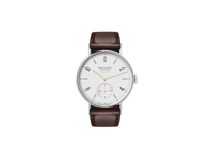 Nomos Glashütte Tangente Neomatik Doré Automatik Edelstahl 35mm weißes Zifferblatt braunes Lederband Glasboden – Damenuhren Uhr ohne Datum aus Edelstahl und Leder. Das Gehäuse ist rund und silber. Das Lederarmband ist braun. Das Zifferblatt ist arabisch Index und weiß.