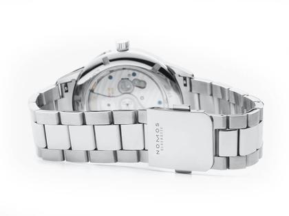 Nomos Glashütte Club Sport neomatik 42 Datum Automatik Edelstahl 42mm blaues Zifferblatt Metallband – Herrenuhren Uhr mit Datum aus Edelstahl. Das Gehäuse ist rund und silber. Das Edelstahlarmband ist silber. Das Zifferblatt ist arabisch Index und blau. – Ansicht 6