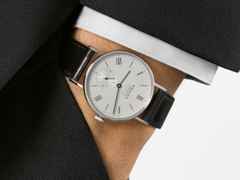Nomos Glashütte Ludwig 36 Neomatik 75 Jahre Grundgesetz Automatik Edelstahl 36mm weißes Zifferblatt schwarzes Lederband limitiert – Damenuhren Uhr ohne Datum aus Edelstahl und Leder. Das Gehäuse ist rund und silber. Das Lederarmband ist schwarz. Das Zifferblatt ist römisch Index und weiß. – Ansicht 4