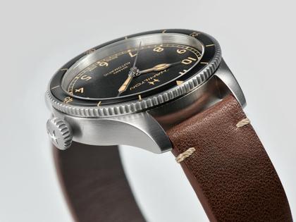 Hamilton Khaki Aviation Pilot Pioneer Automatik Edelstahl 38mm schwarzes Zifferblatt braunes Lederband – Herrenuhren Uhr ohne Datum aus Edelstahl und Leder. Das Gehäuse ist rund und silber. Das Lederarmband ist braun. Das Zifferblatt ist arabisch und schwarz. – Ansicht 4