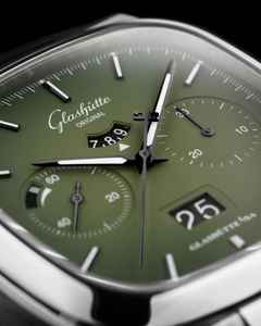 Glashütte Original Seventies Chronograph Panoramadatum Automatik Edelstahl 40mm Fab Green braunes Lederband – Herrenuhren Chronograph aus Edelstahl. Das Gehäuse ist quadratisch und silber. Das Lederarmband ist braun. Das Zifferblatt ist ein Index in grün. – Ansicht 2
