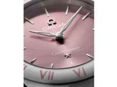 Omega Constellation Quarz Edelstahl 28mm rosafarbenes Zifferblatt Metallband – Damenuhren Uhr ohne Datum aus Edelstahl. Das Gehäuse ist rund und silber. Das Edelstahlarmband ist silber. Das Zifferblatt ist ein Index in rosa. – Ansicht 2