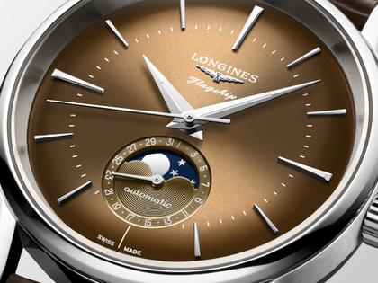 Longines Flagship Heritage Automatik Edelstahl 38,5mm beiges Zifferblatt braunes Lederband – Herrenuhren Uhr mit Datum aus Edelstahl und Leder. Das Gehäuse ist rund und silber. Das Lederarmband Kroko / Alligator ist braun. Das Zifferblatt ist ein Index in beige. – Ansicht 4