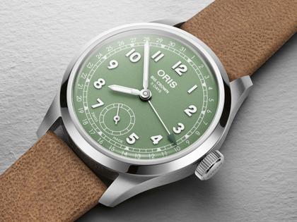 Oris Big Crown Pointer Date Calibre 403 Automatik Edelstahl 40mm grünes Zifferblatt braunes Lederband – Herrenuhren Uhr mit Datum aus Edelstahl und Leder. Das Gehäuse ist rund und silber. Das Lederarmband ist braun. Das Zifferblatt ist arabisch und grün. – Ansicht 2