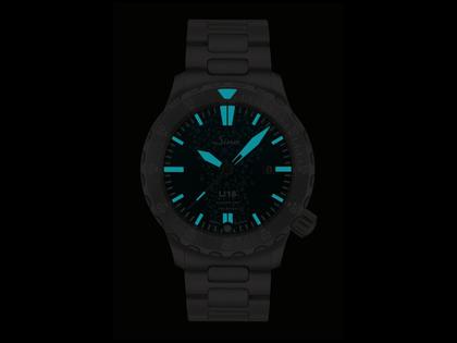 Sinn Spezialuhren U18 Taucheruhr Limited Edition Automatik Edelstahl 44mm blau-grünes Zifferblatt Metallband – Herrenuhren Uhr mit Datum aus Edelstahl. Das Gehäuse ist rund und grau. Das Edelstahlarmband ist grau. Das Zifferblatt ist ein Index in blau. – Ansicht 4
