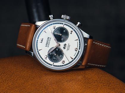 Union Glashütte Noramis Chronograph Gaisbergrennen 2023 Limitierte Edition Automatik Edelstahl 42mm silberfarbenes Zifferblatt schwarzes Lederband – Herrenuhren Chronograph aus Edelstahl. Das Gehäuse ist rund und silber. Das Lederarmband ist schwarz. Das Zifferblatt ist arabisch Index und silber. – Ansicht 6
