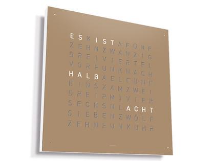 Qlocktwo Earth 45 Frontcover (ohne Uhr) Hazelnut – Großuhren Wanduhr aus . Das Gehäuse ist quadratisch. Das Zifferblatt ist digital und braun.