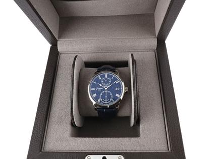Glashütte Original Senator Chronometer Handaufzug Weißgold blau Lederband 1-58-01-05-34-30 Full Set Occasion New – Herrenuhren Uhr mit Datum aus 750 Weißgold, Edelstahl und Leder. Das Gehäuse ist rund und silber. Das Lederarmband Kroko / Alligator ist blau. Das Zifferblatt ist römisch und blau. – Ansicht 3