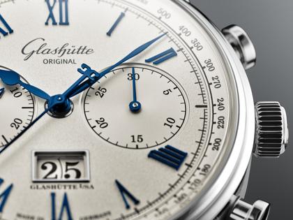 Glashütte Original Senator Chronograph Automatik Edelstahl 41mm weißes Zifferblatt  blaues Lederband – Herrenuhren Chronograph aus Edelstahl und Leder. Das Gehäuse ist rund und silber. Das Lederarmband ist blau. Das Zifferblatt ist römisch Index und silber. – Ansicht 3