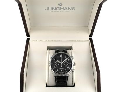 Junghans Meister Pilot Chronoscope Automatik Edelstahl 43mm schwarzes Zifferblatt schwarzes Lederband 27/3590.00 Full Set Occasion – Herrenuhren Chronograph aus Edelstahl. Das Gehäuse ist rund und silber. Das Lederarmband ist schwarz. Das Zifferblatt ist arabisch Index und schwarz. – Ansicht 5