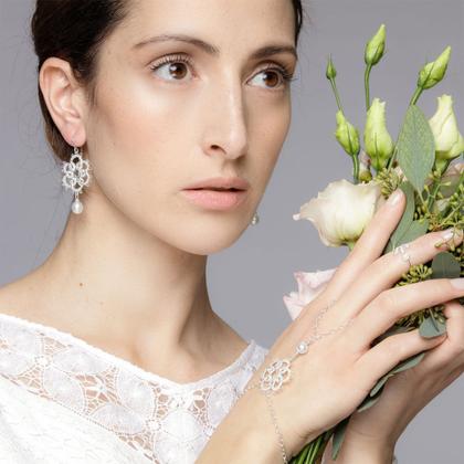 Brigitte Adolph Jewellery Design Fräulein Loreley Ohrhänger Silber mit Perle – Ohrschmuck Ohrhänger aus 925 Silber. – Ansicht 2